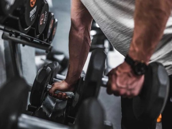 Qual o Melhor Treino para Ganhar Força: Foco na Execução, Carga ou&nbsp;Repetição?